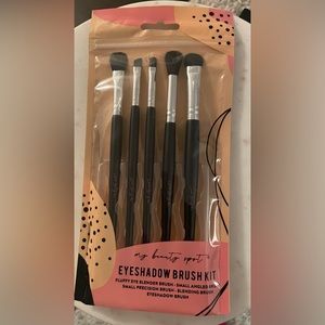 MAKEUP BRUSHES